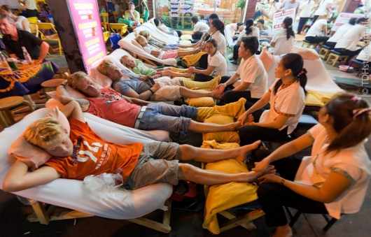 Паттайя массажные. Массаж ног в Тайланде. Foot massage салоны в Тайланде. Салон массажа ног Тайланд. Массажные салоны в Паттайе.