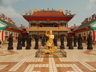 Китайский храм Вихарнра Сиен (Wat Viharnra Sien) и музей Анек Кусала Сала (Anek Kusala Sala)